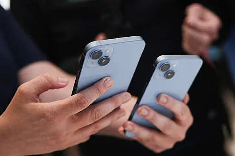 Bloomberg: Apple готовится разрешить скачивать приложения на iPhone из сторонних магазинов Об этом сообщает